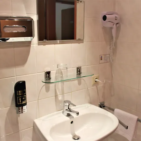 Hotel Alsterquelle 24h Check-in, Free Parking And Wifi 3*