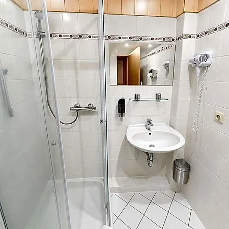 Alsterquelle 24h Check-in, Free Parking And Wifi Отель 3*